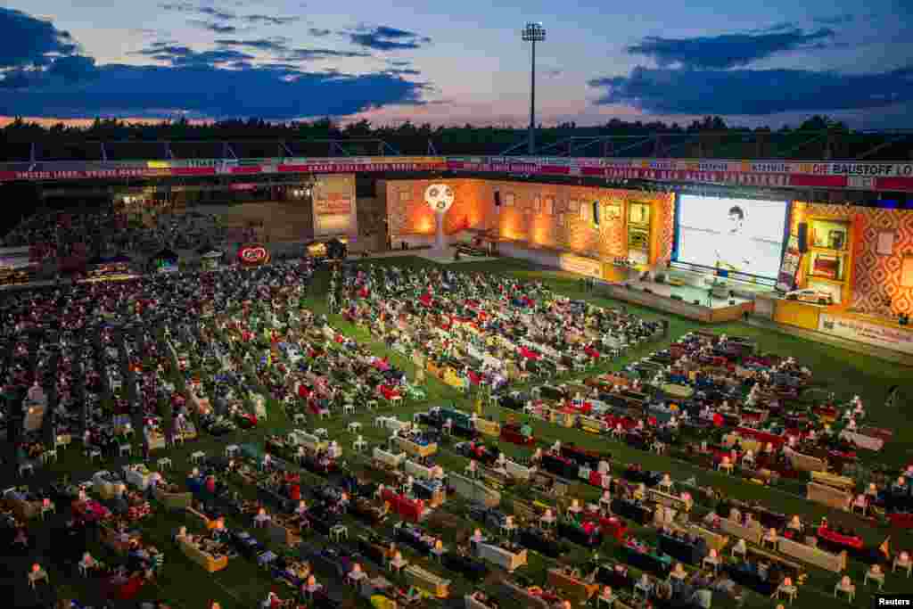 شائقین دلچسپی سے بڑی اسکرین پر میچ دیکھ رہے ہیں۔