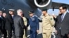 美国国防部长马蒂斯（左四）2017年12月4日抵达巴基斯坦伊斯兰堡时与迎接他的巴基斯坦军事官员握手。