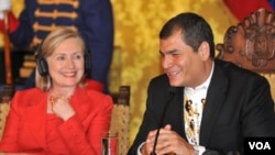 La secretaria de Estado, Hillary Clinton y el presidente de Ecuador, Rafael Correa, durante la rueda de prensa en el palacio presidencial.