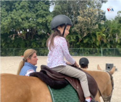 La entrenadora y maestra venezola, Carol Goiri, explicó a la VOA la mejoría experimentada por la niña Danna Isabella desde que comenzó la equinoterapia.