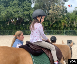 La entrenadora y maestra venezola, Carol Goiri, explicó a la VOA la mejoría experimentada por la niña Danna Isabella desde que comenzó la equinoterapia.
