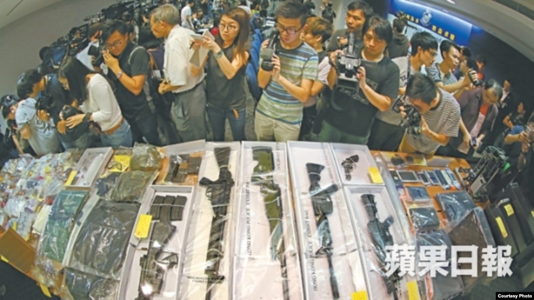 香港警方展示捡获多支气枪、可制造炸弹工具及其他证物 (苹果日报图片)