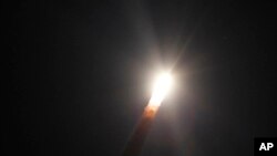 Una vez que se ubique a unos 36.000 kilómetros de la tierra, el satélite podrá brindar servicios de internet, telefonía celular y televisión.