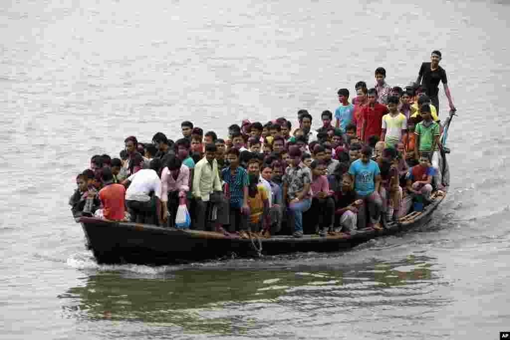 Puluhan orang Bangladesh, sebagian besar pekerja garmen, memadati sebuah perahu selama pemogokan nasional yang diserukan oleh partai Islam Jamaat-e-Islami, di pinggiran ibukota Dhaka. 