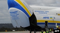 Pesawat Antonov An-225 Mriya setelah mendarat di bandara Perth, Australia (15/6).