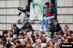 Orang-orang berkumpul, pada hari pemakaman kenegaraan Ratu Elizabeth II di Parliament Square di London, Inggris, 19 September 2022. (Foto: REUTERS/Sarah Meyssonnier)