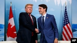 ARSIP - Presiden AS, Donald Trump, berjumpa dengan PM Kanada, Justin Trudeau, dalam pertemuan puncak G-7 harhi Jumat 8 Juni 2018 di Charlevoix, Kanada (foto: AP Photo/Evan Vucci)