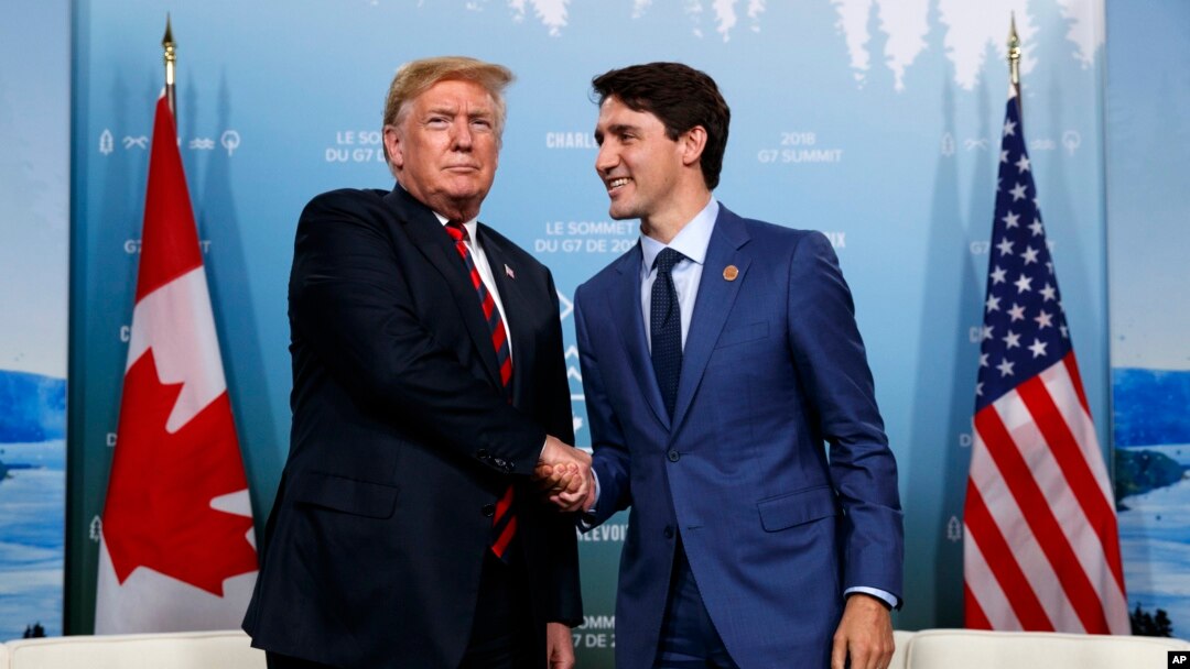 ARSIP - Presiden AS, Donald Trump, berjumpa dengan PM Kanada, Justin Trudeau, dalam pertemuan puncak G-7 harhi Jumat 8 Juni 2018 di Charlevoix, Kanada (foto: AP Photo/Evan Vucci)