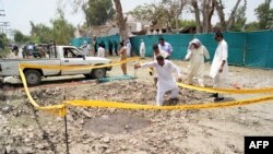 Pejabat keamanan Pakistan memeriksa lokasi bom mobil bunuh diri di kota Sukkur. (Foto: Dok)
