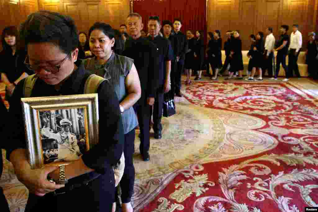 مردم تایلندی در کاخ بزرگ در بانکوک تایلند می&zwnj;&zwnj;ایستند تا نوبتشان بشود که با پیکر پادشاه بومیپول آدولیاده وداع کنند.