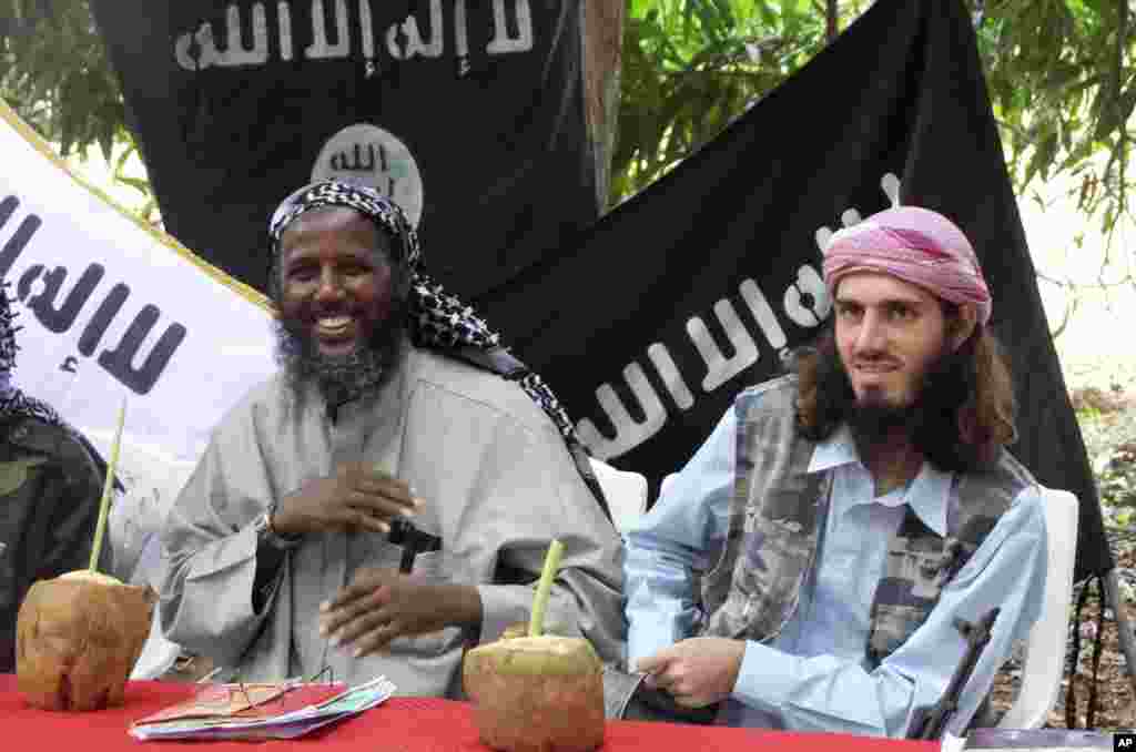 Mukhtar Roobow iyo Abu Mansur Al-Amriki oo dhalashadiisu Maraykan tahay oo ka hadlayay shir jaraaid oo ay ku qabteen beer ku taalla Afgooye, May 11, 2011,