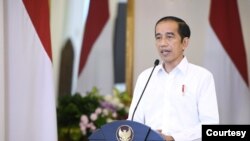 Presiden Jokowi dalam telekonferensi pers di Istana Bogor, Jumat (9/10) mempersilahkan masyarakat yang tidak puas dengan UU Cipta Kerja untuk mengajukan Uji Materi ke MK. (Foto: Setpres RI)