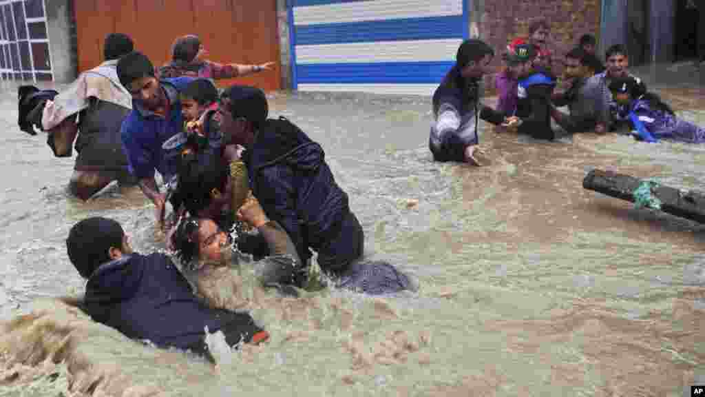 Des habitants du Cachemire pataugent dans les eaux de crue à Srinagar, en Inde, jeudi 4 septembre 2014.