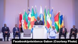 Ali Bongo, président ya Gabon, na bokutani ya CEEAC elongo na bakokani baye Félix Tshisekedi ya RDC, Idriss Déby Itno ya Tchad, Faustin-Archange Touadéra ya Centrafrique, Evaristo Carvalho ya Sao Tomé-et-Principe, Libreville, 18 décembre 2019. (Facebook/p