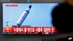 一名男子星期六在首尔火车站观看朝鲜发射导弹的电视新闻 (2016年4月23日)
