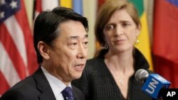 지난 2월 유엔 안보리에서 북한의 장거리미사일 발사 대응 방안을 논의한 후, 오준 유엔주재 한국대사(왼쪽)가 사만사 파워 유엔주재 미국대사와의 공동기자회견에서 발언하고 있다.