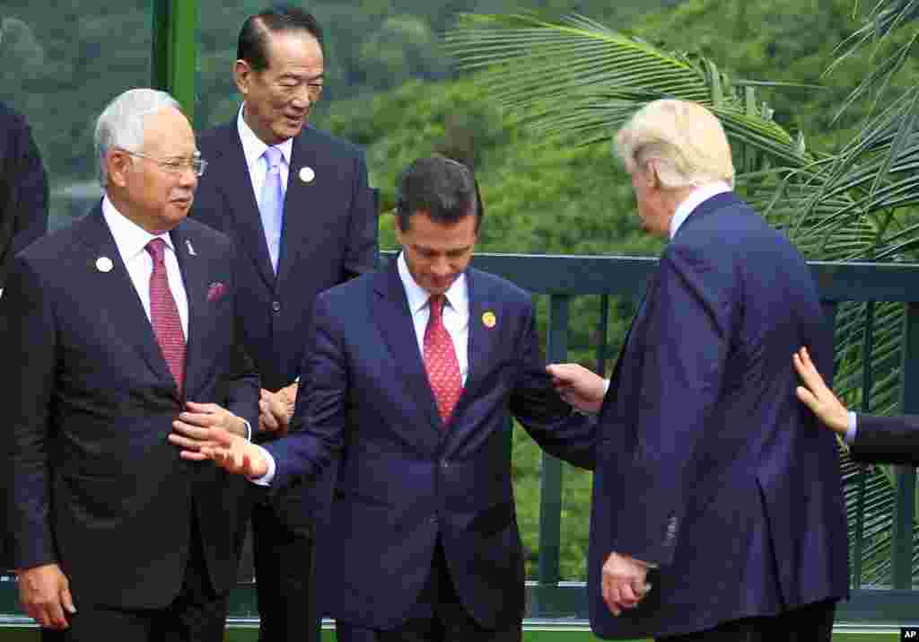 代表台灣出席亞太經合會的親民黨主席宋楚瑜（左二）和美國總統川普（右）、墨西哥總統捏托（右二）等人（2017年11月11日）
