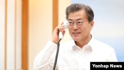 문재인 한국 대통령이 도널드 트럼프 미국 대통령과 전화 통화를 하고 있다.