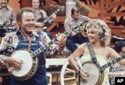 Roy Clark y Barbara Mandrell actúan durante la grabación de un programa de "Hee Haw" en Nashville en 1978.