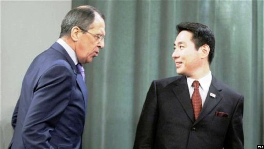 Menlu Rusia Sergei Lavrov dan Menlu Jepang, Seiji Maehara dalam pembicaraan atas 4 pulau yang disengketakan, di Moskow, Sabtu (12/2).
