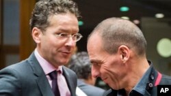 Menkeu Yunani Yanis Varoufakis (kanan) bersalaman dengan Menkeu Belanda Jeroen Dijsselbloem dalam pembicaraan Menkeu Uni Eropa di Brussels, Belgia Selasa (17/2).