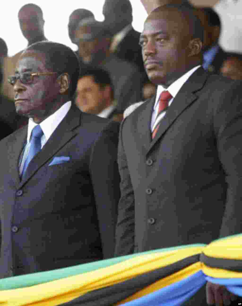 Rais Robert Mugabe wa Zimbabwe na Rais Joseph Kabila wakati wa sherehe za kuapishwa kwa rais Kikwete kwenye uwanja wa Uhuru