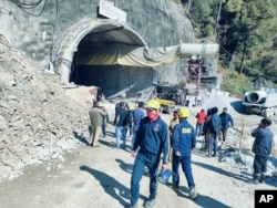 Tim penyelamat di dalam terowongan yang runtuh, tempat lebih dari 30 pekerja terjebak tanah longsor, di utara negara bagian Uttarakhand, India, Minggu, 12 November 2023. (Foto: SDRF via AP)