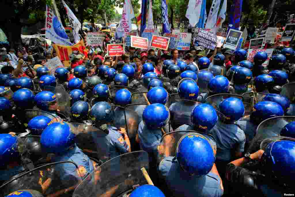 Polisi anti huru-hara memblokir para pengunjuk rasa yang ingin melanjutkan pawai menuju &nbsp;Philippine International Convention Center, lokasi penyelenggaraan KTT ASEAN di Manila, 29 April 2017.