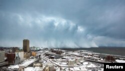 Badai dan salju menghantam wilayah Danau Erie di Buffalo, New York (18/11).