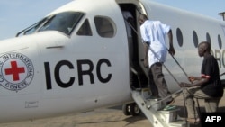 Des prisonniers sud-soudanais libérés montent à bord d'un avion de la Croix-Rouge, le 11 février 2013.