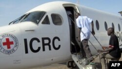 FILE - Freed South Sudanese prisoners board a Red Cross plane, Feb. 11, 2013. The South Sudan government and rebels loyal to former Vice President Riek Machar said Jan. 9, 2018, they are not holding political detainees or prisoners of war.