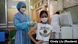 Seorang warga Kamboja menerima vaksin AstraZeneca sebagai dosis booster di National Pediatric Hospital di Phnom Penh, Kamboja, 12 Agustus 2021.(Foto: REUTERS/Cindy Liu)