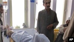 테러공격으로 치료를 받고 있는 아프간 민간인