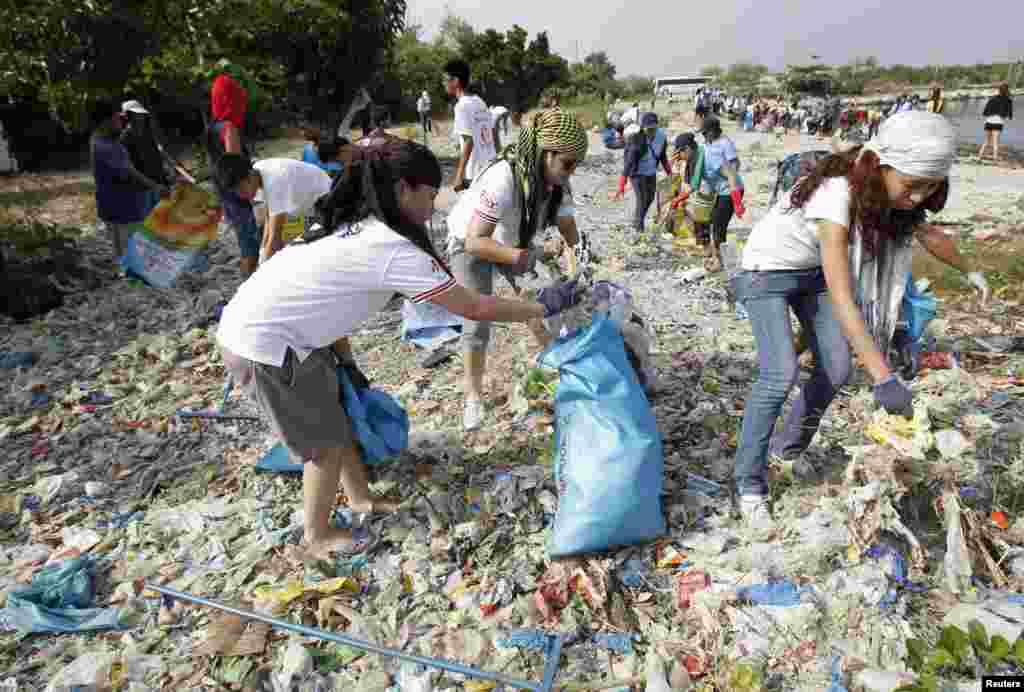 Murid sekolah, aktivis lingkungan dan pekerja sukarela membersihkan daerah pantai Paranaque, Manila, Filipina. (Reuters/Romeo Ranoco)