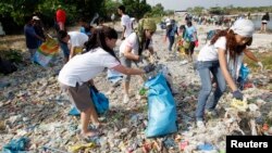 4月22日﹐學生，環保活動家和志願者在一個沿海生態旅遊區，紅樹林和鳥類保護區收集垃圾，作為地球日紀念活動的一部分。