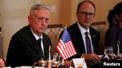 Menteri Pertahanan Amerika Jim Mattis (kiri) melakukan kunjungan ke Irbil, Kurdistan, Irak, Selasa (22/8). 