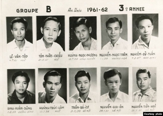 Thẻ thực tập bệnh viện nhóm B, năm thứ Ba YKSG niên khóa 1961-1962, trên từ trái: Lê Văn Tập, Tôn Thất Chiểu, Huỳnh Ngọc Phương, Nguyễn Ngọc Trân, Nghiêm Sỹ Tuấn; dưới từ trái: Đinh Xuân Dũng, Huỳnh Trúc Lâm, Trần Bá Cơ, Nguyễn Gia Ân, Nguyễn Tiến Hải. [tư liệu BS Đinh Xuân Dũng]