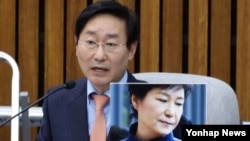 14일 국회에서 열린 '최순실 국정농단' 3차 청문회에서 더불어민주당 박범계 간사가 박근혜 대통령의 안면시술 의혹과 관련된 사진을 들고 질문하고 있다. 