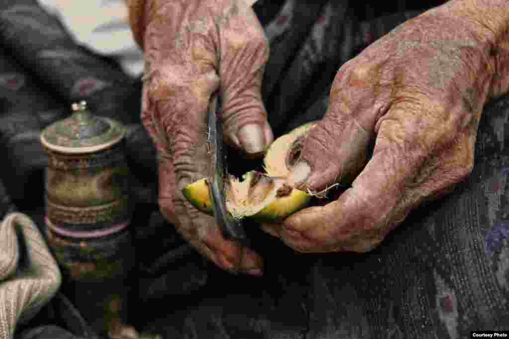 A 90-year-old Thai woman uses a pair of traditional metal cutters to slice open an areca nut that she will then chew mixed with betel leaf and lime paste to form a mild stimulant. (Photo taken by Matthew Richards/Thailand/VOA reader)