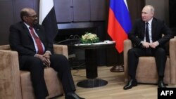 Le président russe Vladimir Poutine, à droite, rencontre son homologue soudanais Omar al-Bashir à Sotchi, Russie, 23 novembre 2017.