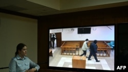 Una pantalla instalada en una sala del Tribunal Municipal de Moscú transmite el anuncio del veredicto en el juicio del ciudadano estadounidense Stephen Hubbard, de 72 años, acusado de luchar como mercenario por Ucrania, en Moscú el 7 de octubre de 2024.