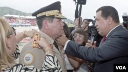 El presidente Chávez lo ascendió en 2010 al mayor grado militar del país, general en jefe.