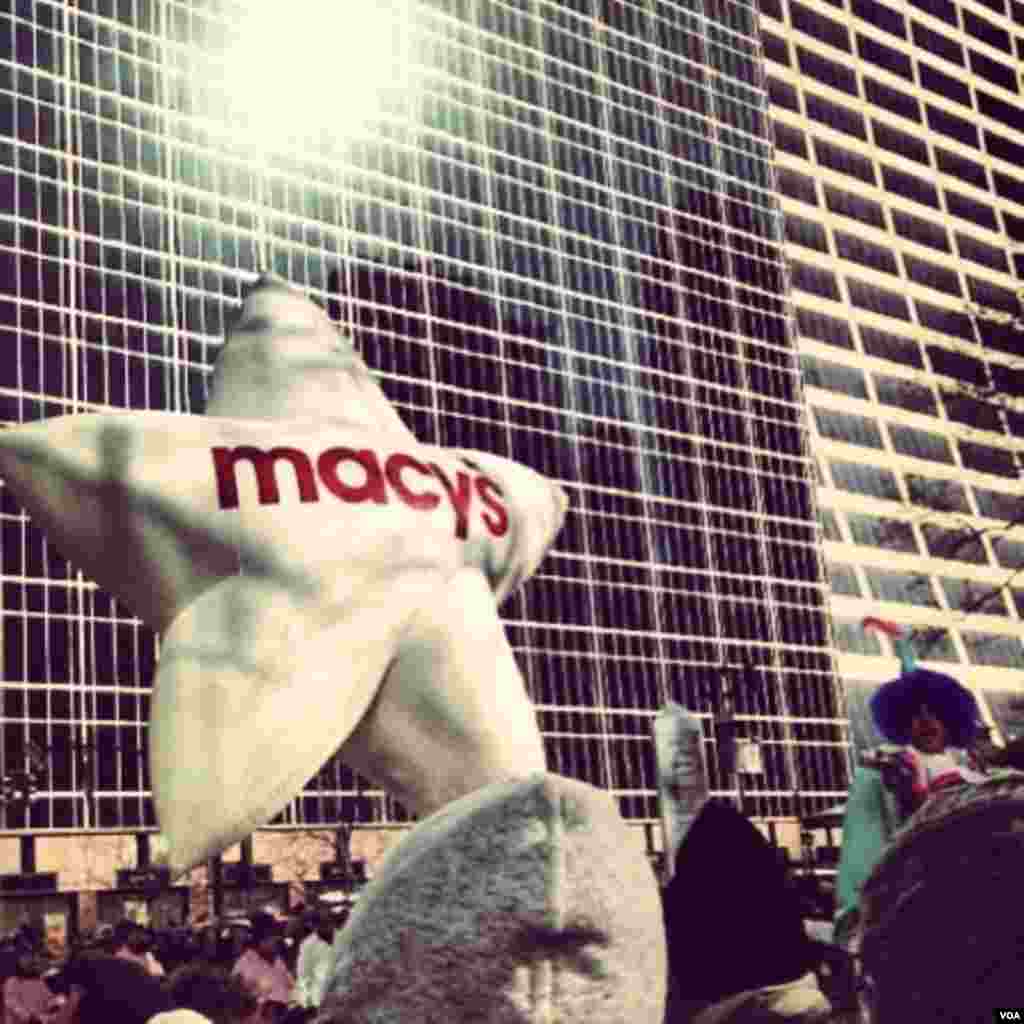 28일 미국 뉴욕에서 열린 추수감사절 퍼레이드에 행사 주관 백화점인 메이시스 로고를 형상화한 대형 풍선이 등장했다.