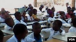 Escola com alunos ao relento em Malanje