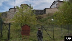 Pripadnik specijalne jedinice kosovske policije čuva stražu u okolini manastira Banjska u Banjskoj, na sjeveru Kosova, oko 15 km od granice sa Srbijom, 27. septembra 2023.