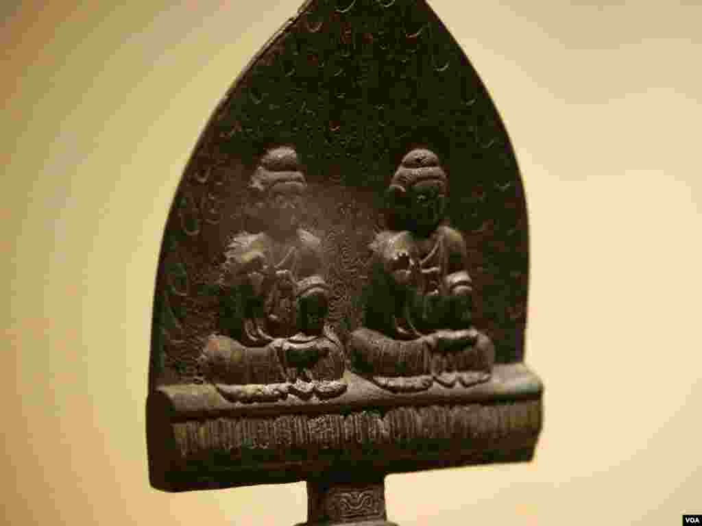 梁武帝萧衍时代的双佛石碑（美国之音国符拍摄）