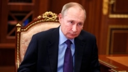 ولادیمیر پوتین، رییس جمهور روسیه، هنگام شنود سخنان همتای امریکایی اش در جریان تماس تیلفونی