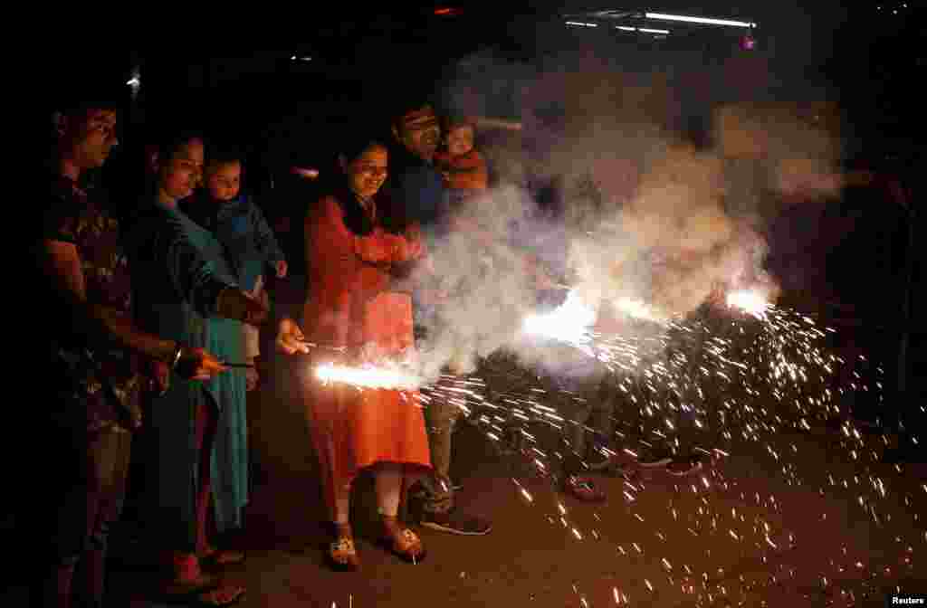 احمد آباد میں خواتین پھلجڑیاں جلا کر دیوالی کا جشن منا رہی ہیں۔