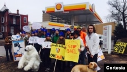 Manifestantes de Green Peace protestan frente a una gasolinera Shell en Washington, por la perforación que planea en el Ártico.