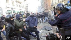 Carabinieri's paramilitary police clash with demonstrators during a protest in Milan November 17, 2011